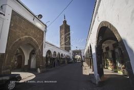 Image du Maroc Professionnelle de  Parmi les endroits les plus pittoresques de Casablanca, la Cité de Habous conçue par les architectes Auguste Cadet et Edmond Brion d’après l’ébauche d’un premier plan-masse dû à Albert Laprade. La construction n’avait commencé qu’après la première guerre mondiale. Situé près du Palais Royale, ce joyau architectural est le point de départ de la nouvelle médina de la ville, Samedi 8 Novembre 2008. Au centre le minaret de La mosquée Ben Youssef. Le quartier des Habous fait partie du patrimoine architectural de Casablanca (Photo / Abdeljalil Bounhar)



 